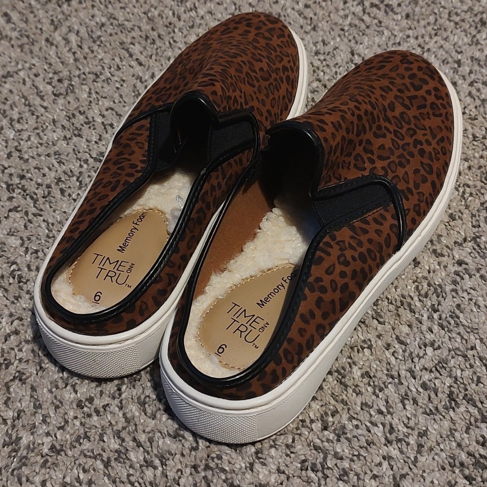 Time and Tru Shoes - Picture 2 of 4
